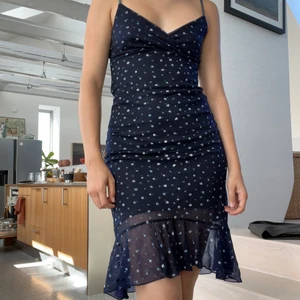 Marinblå Klänning - En så fin blommig klänning i marinblått inne och yttertyg. Inte alls genomskinligt. Lite flowigt i nedre delen av klänningen och tyget är skönt och stretchigt. Jag är 162 cm och har S, och plagget är varken för kort eller för tight🌟 Kan mötas upp i Sthlm!