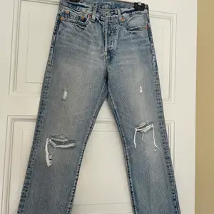 Levi’s jeans i modellen wedgie straight. Storlek 27.  Skulle uppskatta storleken till en 25-26 ungefär. 100% bomull.    Köpte dessa som reserv till mina favoritjeans. De hann tyvärr blir för små för mig.   Midja: 37 cm rakt över Innerbenslängd: 66 cm 