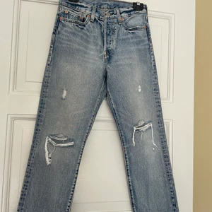Levi’s Wedgie Straight jeans - Levi’s jeans i modellen wedgie straight. Storlek 27.  Skulle uppskatta storleken till en 25-26 ungefär. 100% bomull.    Köpte dessa som reserv till mina favoritjeans. De hann tyvärr blir för små för mig.   Midja: 37 cm rakt över Innerbenslängd: 66 cm 