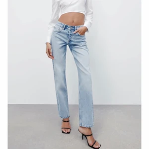 Zara jeans straight - Nyinköpta mid-Rise jeans från zara. Bra skick😊