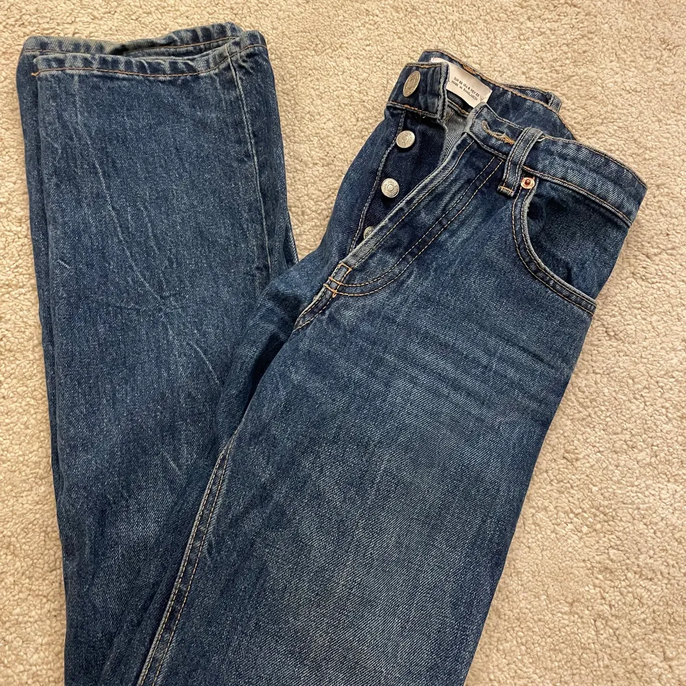 Helt utsålda zara jeans i fin mörkblå färg! Första bilden är lånad med är exakt samma! ord pris ca 399kr . Jeans & Byxor.