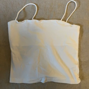 Linne från Gina  - Basic linne från Gina i XS. En liten fläck på, men syns knappt och borde gå att få bort! 