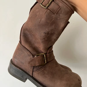 PRIMEBOOTS - Hej✨ Säljer mina sparsamt använda bruna primeboots i storlek 37. Skorna är i väldigt gott skick 🤎