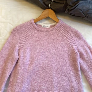 Stickad tröja - Säljer den eftersom den inte används. Tycker den har extremt skönt material, inte alls stickigt. Den är från H&M och är i storlek 134/140 men skulle passa folk i xs också! Köparen står för frakt, 66kr💕