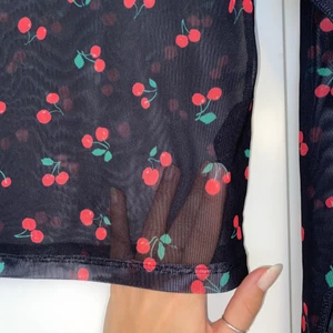 Långärmad i mesh  - Jättefin långärmad i mesh med körsbär på som inte kommer till användning längre 