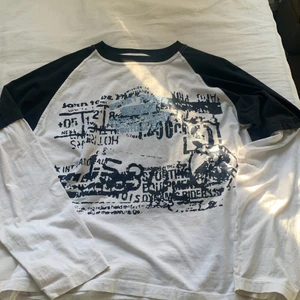 y2k collegetröja  - jätte fin långärmad tröja med mörkblå och ljusblå text, mysigt och oversized i storleken har haft den sen början av året men använt två gånger, nytvättad och inget djur i huset ❤️ 