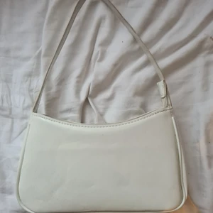 Vit handväska  - Nästan altdrig använd. från shein