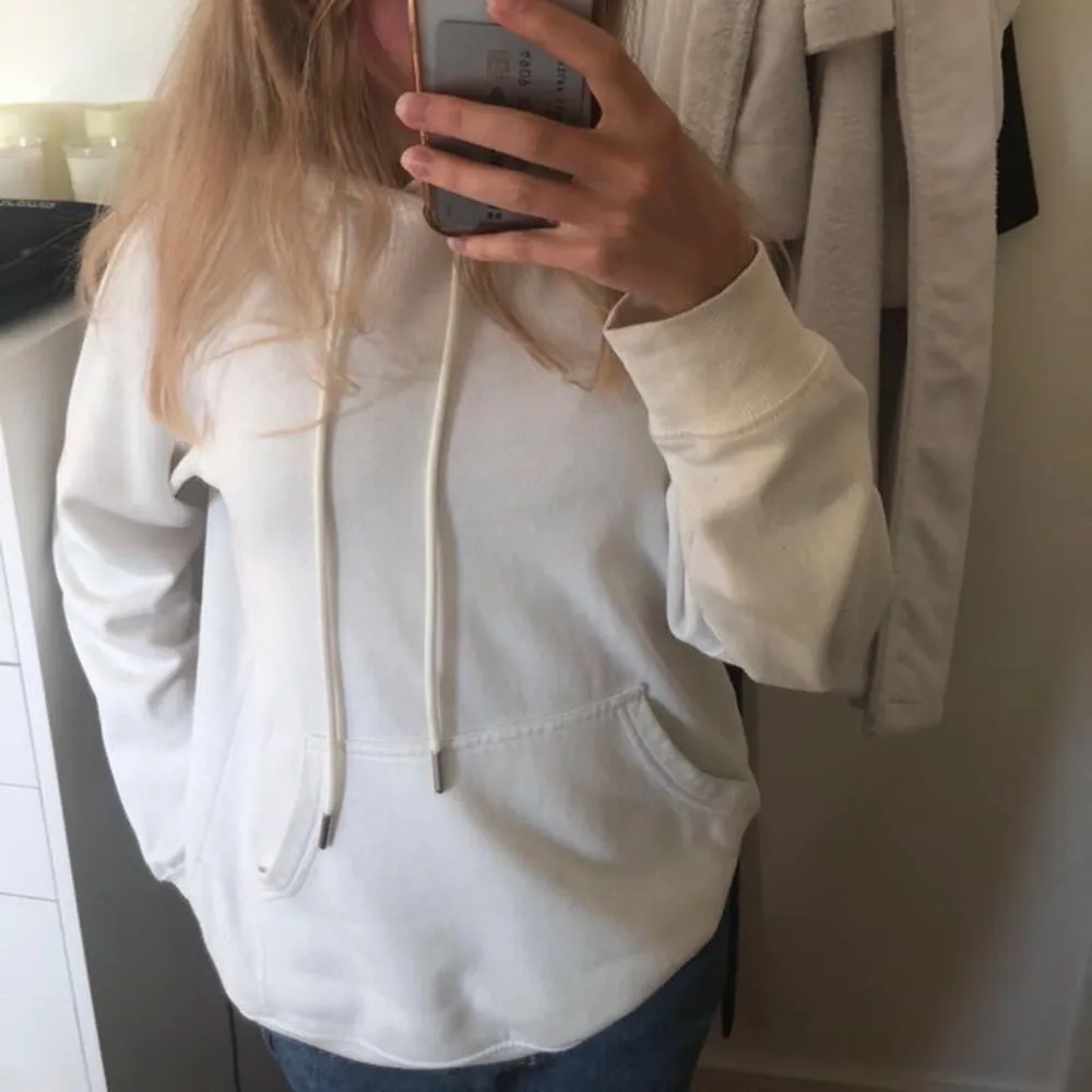 Säljer nu min snygga vita hoodie på grund att jag har flera! Köpt från hm för 200 och säljer för 85. I fint skick💞 pris går alltid att diskutera!. Hoodies.