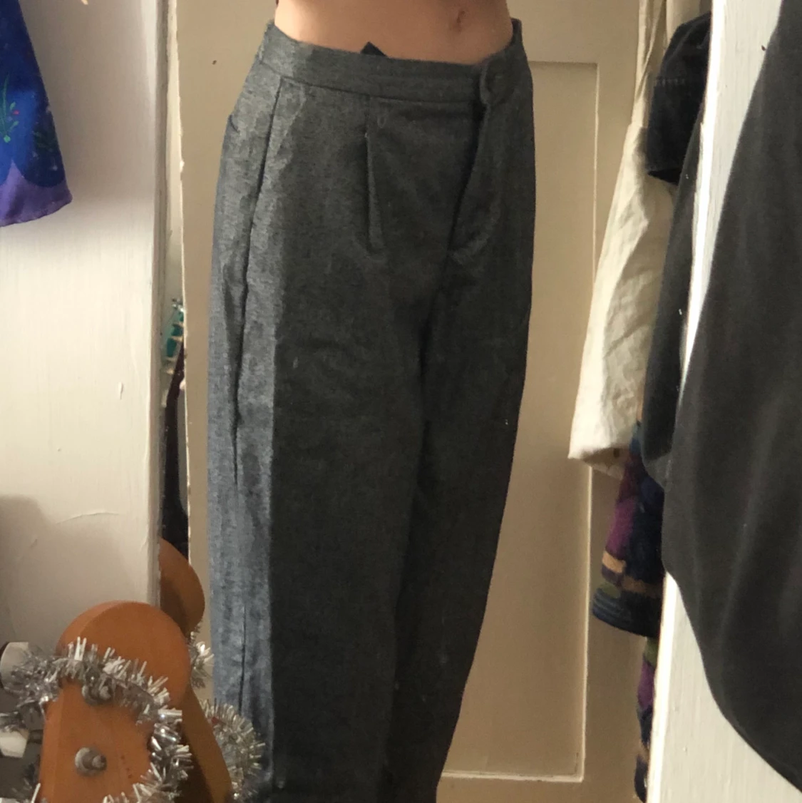 Gråa kostymbyxor - 90