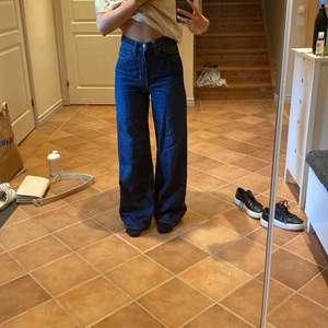 Snygga mörkblå levis jeans i modellen ribcage. Modellen är i storlek 27/32. 