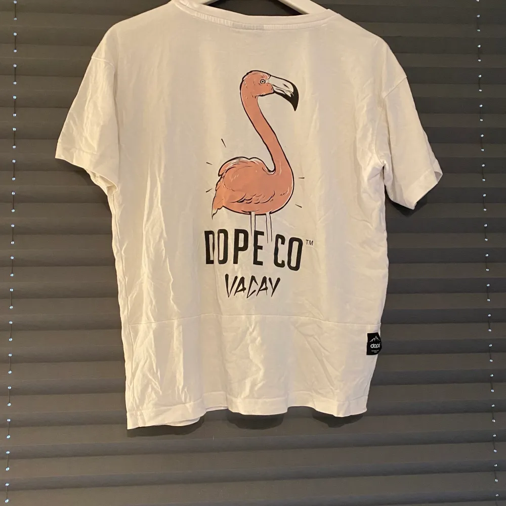 Tröja från dope med tryck på ryggen, aldrig använd, storlek xs men lite stor i storleken. Pris: 50kr + frakt . T-shirts.