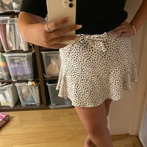 Kjol  - Kjol från zalando. Aldrig använt. Har inbyggda shorts. Nypris: 299kr. Frakt tillkommer och köparen står för frakten. 