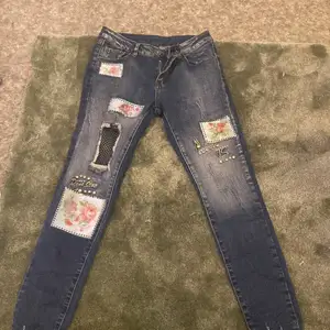 Säljer mina design jeans då dom tyvärr inte passar längre, stretchiga och sköna, pris kan diskuteras
