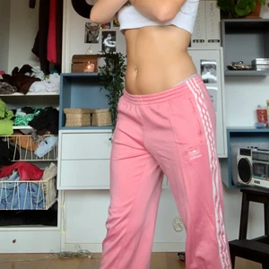 Adidas byxor - Säljer dessa rosa adidas byxor💞 jättesköna, sitter lågmidjat och har snören i midjan så midjestorleken går att justera💞 sitter ner till anklarna på mig som är 174💞 köpta på sellpy💞tveka inte att höra av er om ni undrar något!