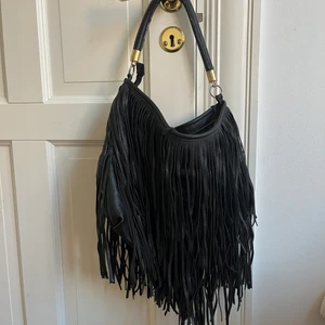 Väska med fransar - Väska med fransar, bra skick säljer direkt för 250💕