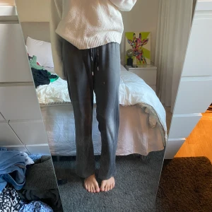 Mjukisbyxor  - Mjukisbyxor från Ginatricot  I strl S. Sparsamt använd. Nypris: 199kr Mitt pris: 70kr Vid en snabb affär kan priset diskuteras 💸 Kan mötas i Tyresö eller skickas. Frakt kan tillkomma! 