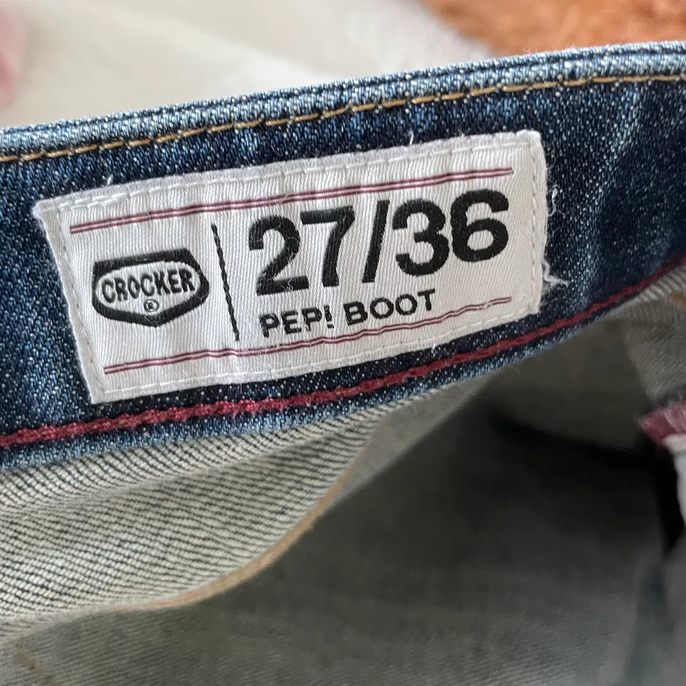Bootcut jeans från crocker. Storlek 27/36 men uppsydda till mig som är 160. Pris är exklusive frakt 💓 möts även i Uppsala :). Jeans & Byxor.