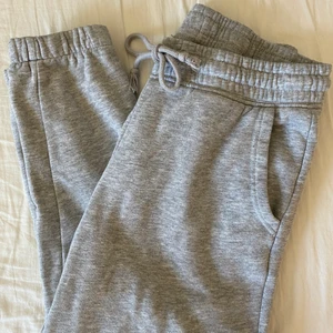 Grå mjukisbyxor  - Grå mjukisbyxor från h&m, storlek s💕