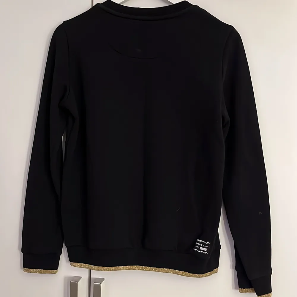Äkta Versace sweatshirt i strl S. Väldigt fin & stilig samt skön att ha på sig. Finns ej kvar i affärer. Använd 2-3 gånger. Väldigt bra & fint skick. . Tröjor & Koftor.