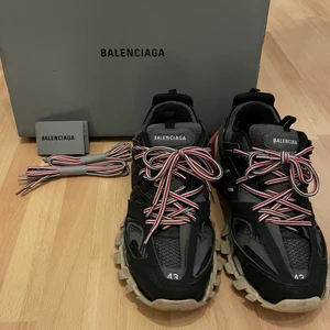 Balenciaga Track Sneaker - Balenciaga tracks i Storlek 43, passar för dig som även bär 44, skorna är använda men har få signs of wear. Enligt mig den fettaste colorwayen på tracks och ett par sjuka dojjor som uppgraderar varje outfit, dem är soleswappade! 