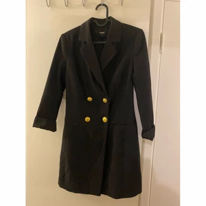 Blazer klänning  - Klänning från Bikbok. Storlek xs. Använd fåtal gånger så fint skick 