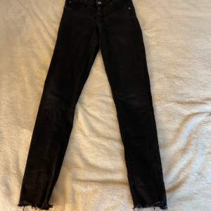 Ett jätte fint par svarta jeans från Cubus och är lite slitna( i modell) nere vid fötterna, storlek S.💕