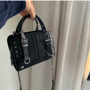 Väska - Säljer min älskade väska ifrån zara! Tveka inte att höra av er om det är några frågor💕 (Lånade Bilder) Ägget upp den igen då den som budade först var oseriös KÖP DIREKT FÖR 498KR!! 