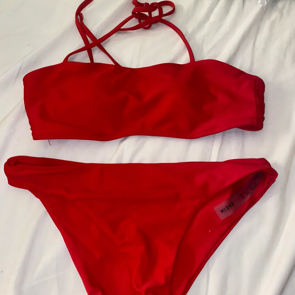 Denna röda bikini från shein är helt oanvänd(endast testad) då den inte var någonting för mig. Storleken är S men skulle säga kan passa M åxå. Skriv till mig för fler bilder eller vid frågor. Övrigt.