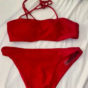 Denna röda bikini från shein är helt oanvänd(endast testad) då den inte var någonting för mig. Storleken är S men skulle säga kan passa M åxå. Skriv till mig för fler bilder eller vid frågor