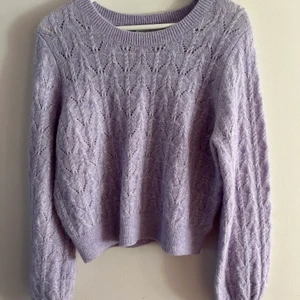 Stickad tröja från & Other Stories - Fint stickad tröja som bland annat är stickad i alpacka och ull. Säljer då jag väldigt sällan använt den.🫤 