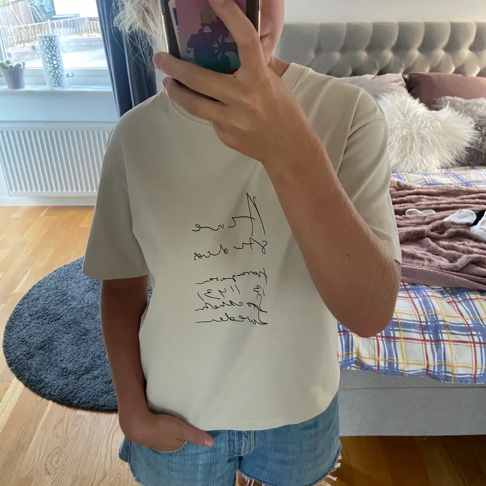 Säljer min fina acne tshirt då jag inte får någon användning av den! Köpt ca ett halvår sedan! Aldrig använd så i nyskick! Original pris var 1700! Sälj inte längre! Strl xs men stor i storleken! Passar mig som brukar ha s/m. T-shirts.