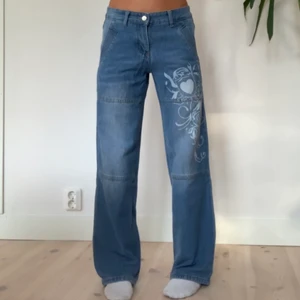 Jeans - Lågmidjade jeans köpt på emmiol för ett tag sen, hittar inte stl men skulle säga beroende på hur man vill att de ska sitta passar de allt från 32-36. Köpare står för frakt och betalning sker via swish. Kan i vissa fall mötas upp vid överenskommelse💕