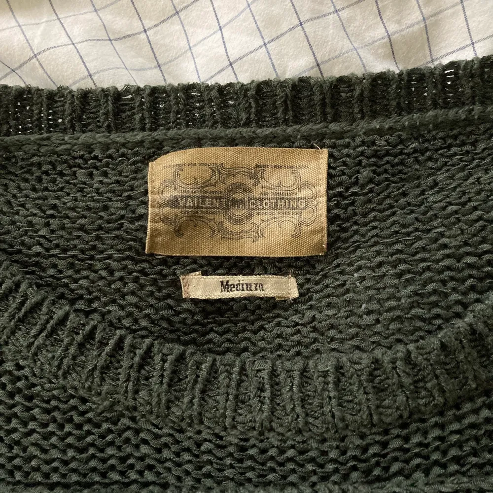Grön overzised stickad tröja från Vailent Clothing, se bild två för än bättre syn på material och färg. Står Medium men sitter mer som en L. Tröjor & Koftor.