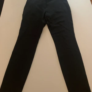 Kostymbyxor - Ett par jättefina kostymbyxor med guld detaljer. Riktiga fickor fram med dragkedja. Fint skick och köparen står för frakten. (Liten i storleken, dom är för små för mig. Jag brukar ha mellan 40-42.)