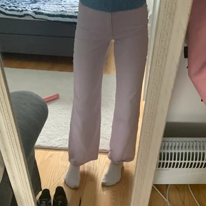 Monki jeans strl 32/34 - Säljer dessa snygga yoko purple jeans från monki⚡️ Dem har inga fläckar eller liknande. Orginalpris 400kr Köparen står för frakten, kan mötas upp i Göteborg🤍