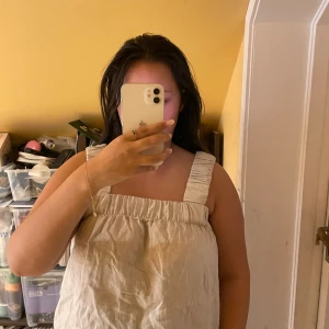 Linne i linnetyg - Använt 1 gång men är egentligen alldeles för stort för mig. Nypris 299kr. Är stor i storleken. 