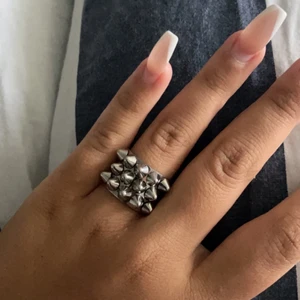 Edblad Peak Ring - Säljer nu min fina ring från Edblad, Storlek M/17,5mm. Ny och är jättefin men säljer pga att jag vill byta storlek. Ord-pris 399. Skriv för mer bilder ❤️ Gratis frakt!!