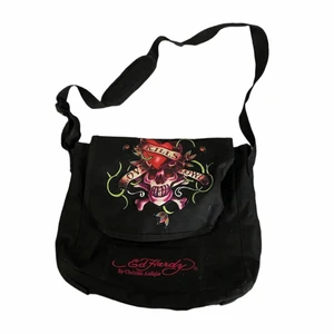 ed hardy väska - intressekoll Ed hardy skolväska, cond 10/10, frakt e inkluderT