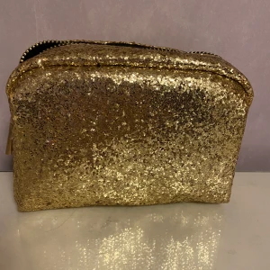 Guld necessär  - Superfin gullig necessär. Kommer inte till användning 