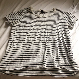 Ginatricot randig t-shirt - Hejj, säljer min randiga t-shirt från ginatricot då den inte kommer till användning. Allt jag säljer tvättas såklart innan jag skickar det! OBS frakt tillkommer🌟🫶🏼