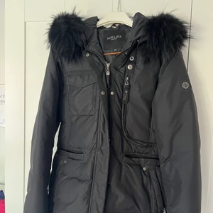 Hollies vinterjacka - Säljer min vinterjacka i strl 42. Använd några gånger men som ny. Äkta pälsluva.