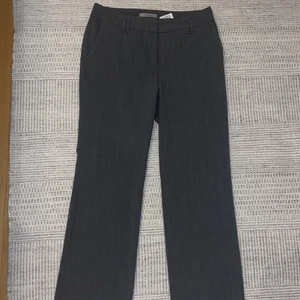 Gråa low rise straight kostymbyxor - TRYCK INTE PÅ KÖP DIREKT🙏🏽 skriv till mig vid intresse!   Gråa straight leg kostymbyxor, lågmidjade! Nästan aldrig använda. Storlek 38  Midjemått: 80 cm Innerbensmått: 80 cm