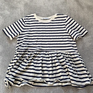 Zara tröja - Säljer denna fina tröjan från zara då den tyvärr inte kommer till användning💞 den är i super skick, alldrig använd😻 kontakta mig vid intresse💓 köpare står för frakt🥰