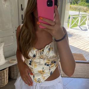 Topp - Jättesöt gul mönstrad korsett topp, aldrig använd så i gott skick!!🌟🌟