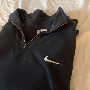 vintage nike  - Svart vintage nike half zipup/ sweatshirt❤️ Fint skick bara ett litet igensytt hål som va där från förra ägaren❤️