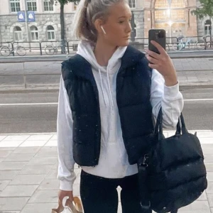 Vit hoodie  - En fin och vit hoodie som är lite oversize 