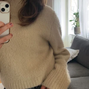 Stickad zara tröja - Så himla fin stickad tröja som är i super skick! 🫶 Storlek xs men skulle säga att den passar en xs-s 🥰 120+frakt 💓 skriv vid intresse eller frågor