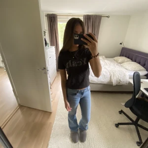 T-shirt med glittrigt tryck  - Jättefin Mörkgrå T-shirt med glittrigt tryck. Använd bara nån fåtal gång💓 