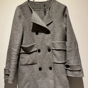 Zara kappa - Superfin kappa från Zara i strl xs. Knappt använd så den är i nyskick, säljer då jag inte har någon användning för den.🥰