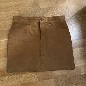 Brun läderkjol - Brun läderkjol som inte passar mig längre. Köpt på sellpy. Har anmärkninger. Storlek XS